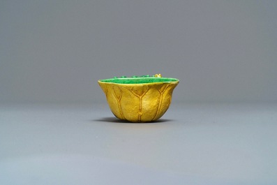 Een Chinese verte biscuit lotusvormige waterdruppelaar, Kangxi