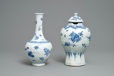 Twee Chinese blauw-witte vazen met floraal decor, Transitie periode