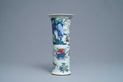 Un vase de forme gu en porcelaine de Chine wucai, Shunzhi