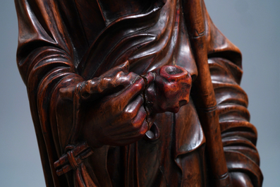 Deux grandes figures d'immortels en bois sculpt&eacute;, Chine, R&eacute;publique