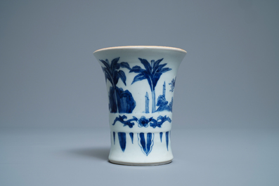 Un pot &agrave; pinceaux en porcelaine de Chine en bleu et blanc, &eacute;poque Transition