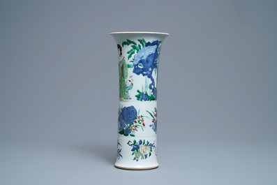 Un vase de forme gu en porcelaine de Chine wucai, Shunzhi
