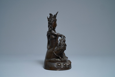 Een Chinese met zilver ingelegde bronzen figuur van Guanyin op een draak, Shisou merk, 18/19e eeuw