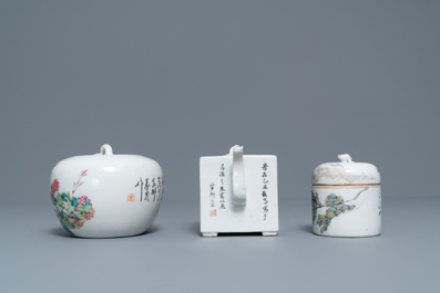 Une th&eacute;i&egrave;re et deux pots couverts en porcelaine de Chine qianjiang cai, 19/20&egrave;me