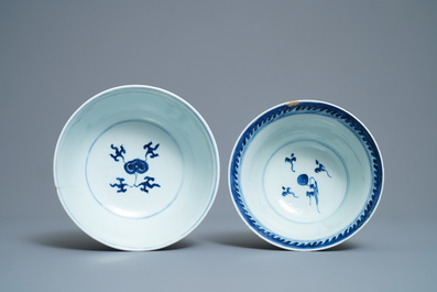 Cinq bols en porcelaine de Chine en bleu et blanc, Kangxi/Yongzheng