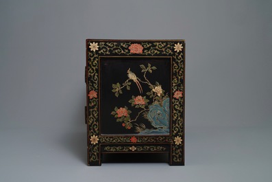 Twee Chinese famille rose plaquettes in gelakt houten koffer, gemerkt voor Wang Yeting, 19/20e eeuw