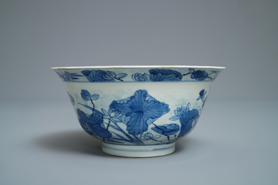 Een fijne Chinese blauw-witte kom met reigers bij een lotuspond, Fu merk, Kangxi