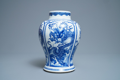 Un vase en porcelaine de Chine en bleu et blanc &agrave; d&eacute;cor de dragons, Kangxi