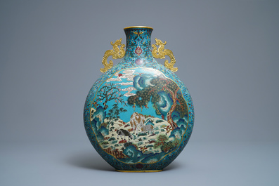 Een Chinese cloisonn&eacute; 'moonflask' vaas met herten en kraanvogels, Qianlong merk, 19e eeuw