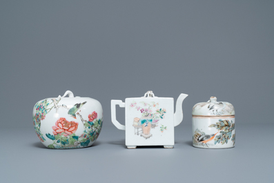 A Chinese qianjiang cai teapot and two covered bowls, 19/20th C.