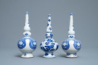Drie Chinese blauw-witte sprenkelaars voor de Islamitische markt, Kangxi