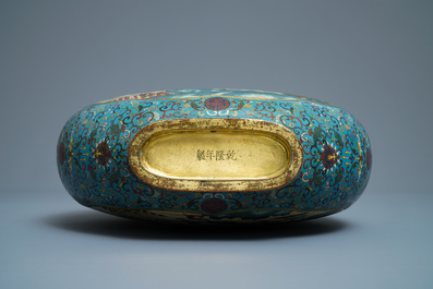 Een Chinese cloisonn&eacute; 'moonflask' vaas met herten en kraanvogels, Qianlong merk, 19e eeuw