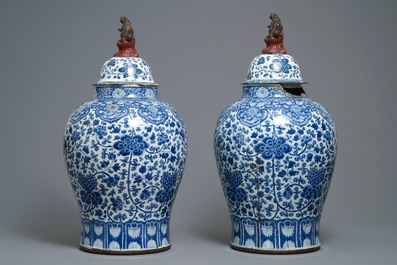 Een paar Chinese blauw-witte vazen met aardewerken deksels, Kangxi