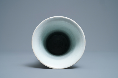 Un vase de forme gu en porcelaine de Chine wucai, Shunzhi