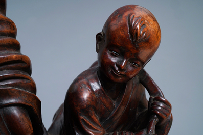 Deux grandes figures d'immortels en bois sculpt&eacute;, Chine, R&eacute;publique