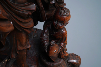 Deux grandes figures d'immortels en bois sculpt&eacute;, Chine, R&eacute;publique