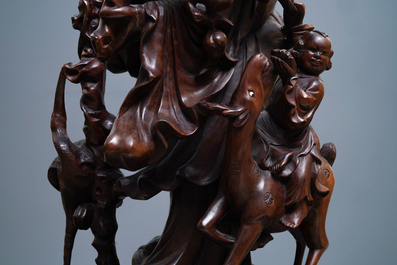 Deux grandes figures d'immortels en bois sculpt&eacute;, Chine, R&eacute;publique