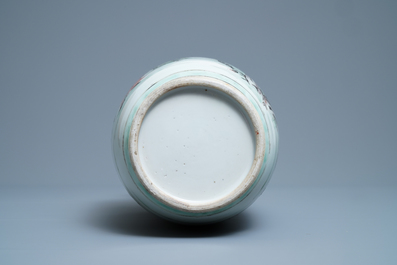 Un vase de forme rouleau en porcelaine de Chine famille verte, Kangxi