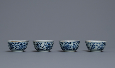 Een diverse collectie Chinees blauw-wit porselein, Ming en Kangxi