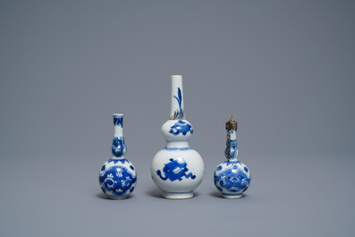 Een diverse collectie Chinees blauw-wit porselein, Ming en Kangxi