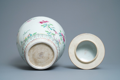 Un grand vase couvert en porcelaine de Chine famille rose, Yongzheng