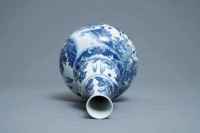 Un vase de forme double gourde en porcelaine de Chine en bleu et blanc, &eacute;poque Transition