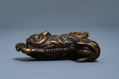 Een Chinees bronzen scrollgewicht in de vorm van een mythisch dier, Ming