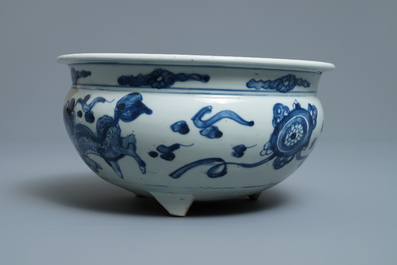 Un grand br&ucirc;le-parfum en porcelaine de Chine en bleu et blanc, Ming