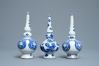 Trois aspersoirs en porcelaine de Chine en bleu et blanc pour le march&eacute; islamique, Kangxi
