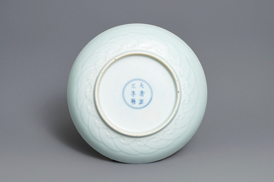 Une coupe en porcelaine de Chine c&eacute;ladon monochrome &agrave; d&eacute;cor incis&eacute;, marque et poss. &eacute;poque de Yongzheng