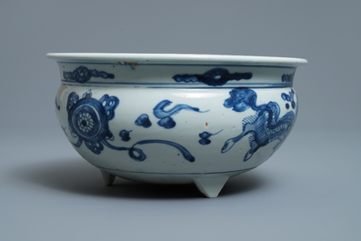 Un grand br&ucirc;le-parfum en porcelaine de Chine en bleu et blanc, Ming