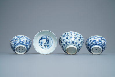 Vijf Chinese blauw-witte kommen, Kangxi/Yongzheng