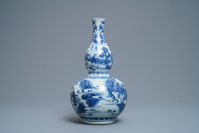 Un vase de forme double gourde en porcelaine de Chine en bleu et blanc, &eacute;poque Transition