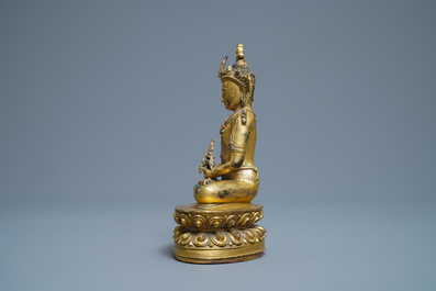 Une figure de Bouddha Amitayus en bronze dor&eacute; incrust&eacute; de corail et turquoise, Chine, 18/19&egrave;me