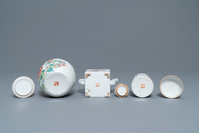 A Chinese qianjiang cai teapot and two covered bowls, 19/20th C.