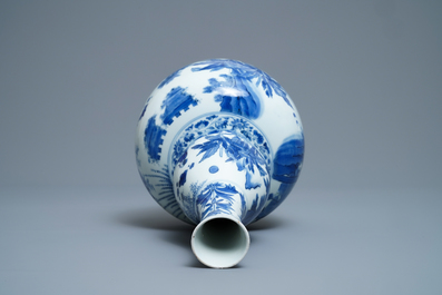 Een Chinese blauw-witte kalebasvaas met figuratief decor, Transitie periode