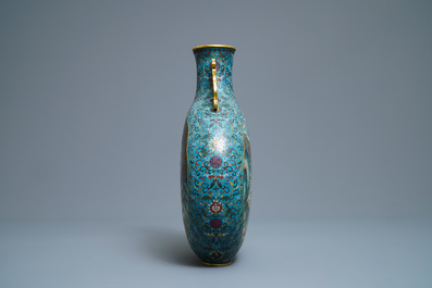 Un vase de forme 'moonflask' en &eacute;maux cloisonn&eacute;s, marque de Qianlong, 19&egrave;me