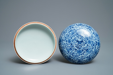 Une bo&icirc;te couverte en porcelaine de Chine en bleu et blanc, marque de Kangxi, 19&egrave;me