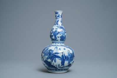 Un vase de forme double gourde en porcelaine de Chine en bleu et blanc, &eacute;poque Transition