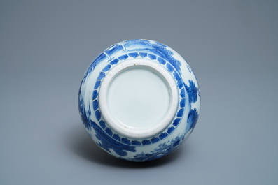 Un vase de forme double gourde en porcelaine de Chine en bleu et blanc, &eacute;poque Transition