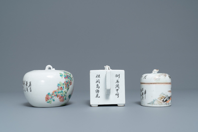 Een Chinese qianjiang cai theepot en twee dekselpotten, 19/20e eeuw
