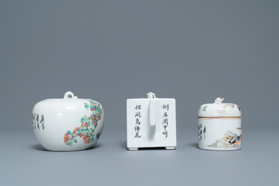 A Chinese qianjiang cai teapot and two covered bowls, 19/20th C.