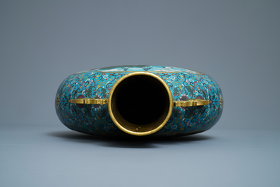 Een Chinese cloisonn&eacute; 'moonflask' vaas met herten en kraanvogels, Qianlong merk, 19e eeuw