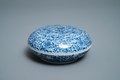 Une bo&icirc;te couverte en porcelaine de Chine en bleu et blanc, marque de Kangxi, 19&egrave;me