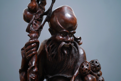 Deux grandes figures d'immortels en bois sculpt&eacute;, Chine, R&eacute;publique