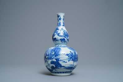 Un vase de forme double gourde en porcelaine de Chine en bleu et blanc, &eacute;poque Transition