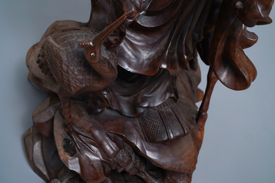 Deux grandes figures d'immortels en bois sculpt&eacute;, Chine, R&eacute;publique