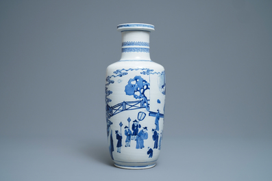 Un vase de forme rouleau en porcelaine de Chine en bleu et blanc, Kangxi