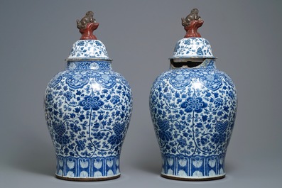 Une paire de potiches en porcelaine de Chine en bleu et blanc aux couvercles en fa&iuml;ence, Kangxi