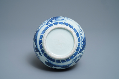 Un vase de forme double gourde en porcelaine de Chine en bleu et blanc, &eacute;poque Transition